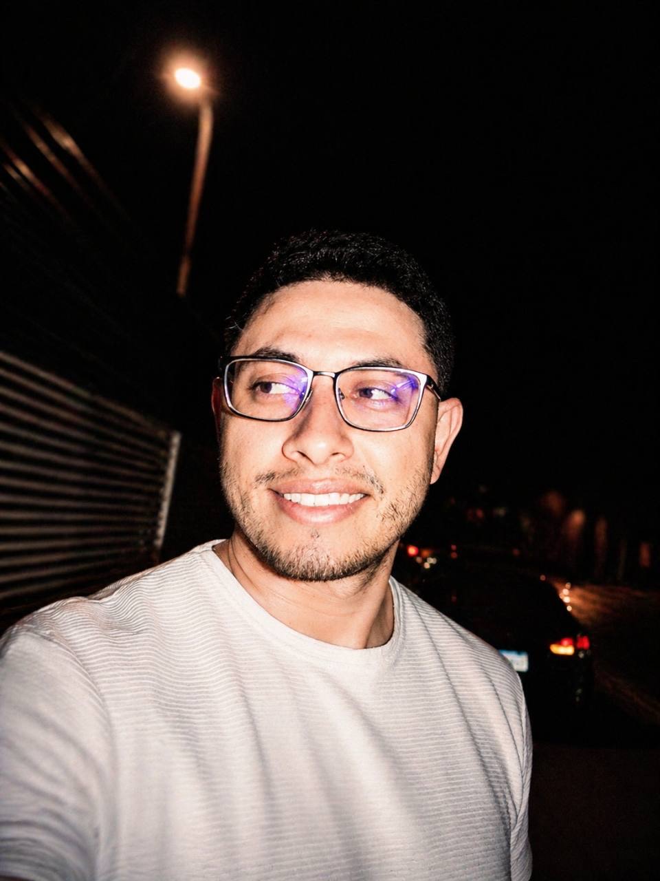 Renato Marinho sorrindo em um retrato noturno